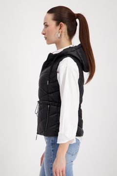 MONARI Стеганый жилет с капюшоном черный