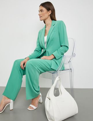 Женственные костюмы на весну