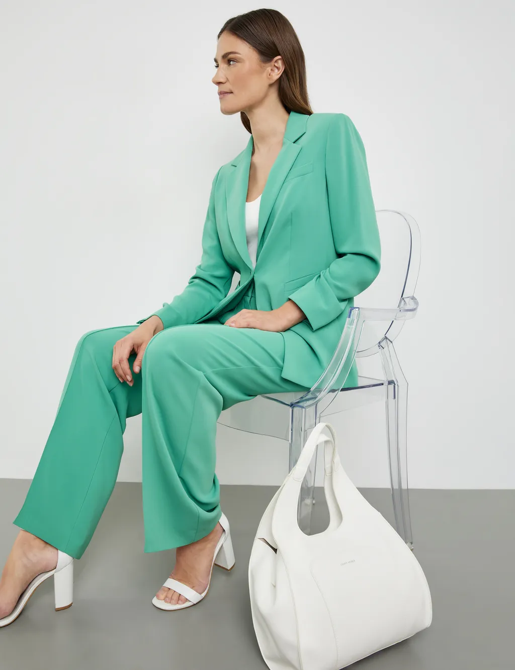 Женственные костюмы на весну