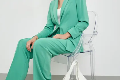 Женственные костюмы на весну