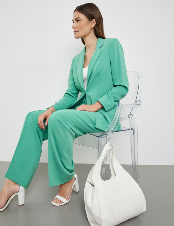 Женственные костюмы на весну